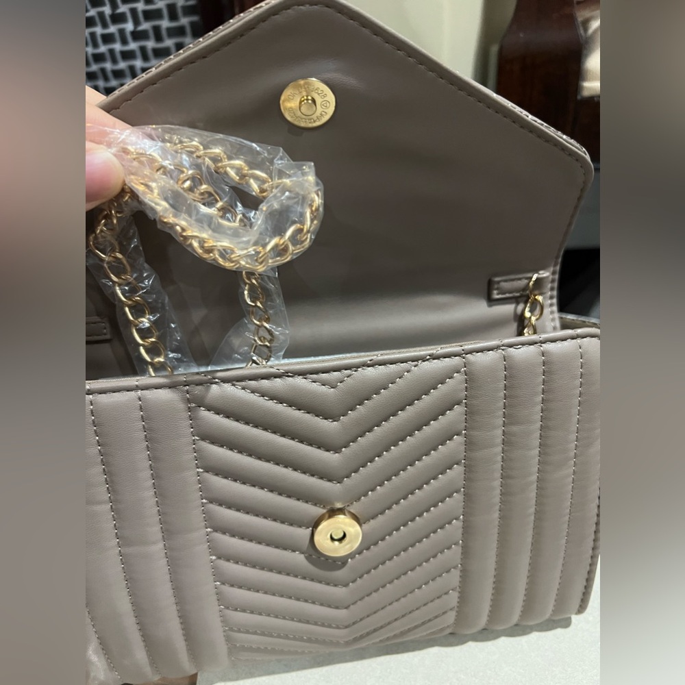 NWT-  Badgley Mischka v quilting center crossbody in taupe  - style 4183 - Picture 5 of 7